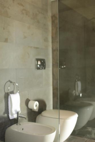 a bathroom with a sink and a toilet at Il Carosello dei Baroni in Noto