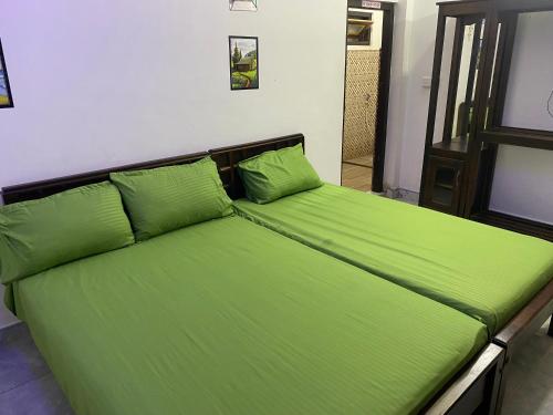 Postel nebo postele na pokoji v ubytování Beach Guest House Addalaichenai