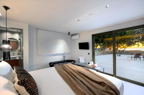 Posteľ alebo postele v izbe v ubytovaní Sunset Beach House, Villa Only 50m from the Beach