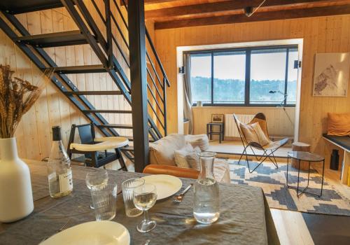 - une table avec des verres à vin dans l'établissement Bel appartement type chalet avec balnéo et jardin, à Gréolières