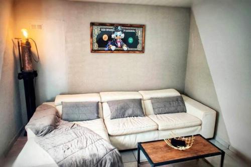 un salon avec un canapé blanc et une table dans l'établissement Maison de campagne rénovée, à Puyvert