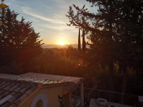 a view of the sunset from the roof of a house at Maison de Charme en couleurs in Cuers