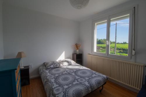 une chambre avec un lit et une fenêtre dans l'établissement Maison familiale La Moutonnière, à Prinquiau