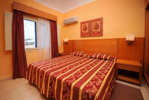Una habitación de hotel con una cama y una ventana. en Bungalow de Luxe en Bord de Mer a Nabeul, en Douane