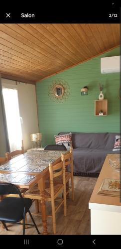 un soggiorno con un tavolo e un divano di Casa verde a Cazilhac