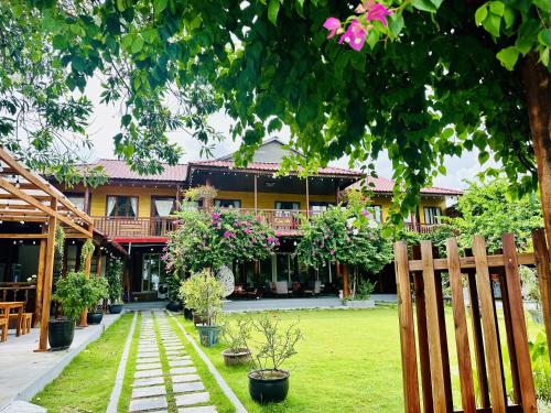 Zahrada ubytování Kim An Homestay, Pizza - Cafe