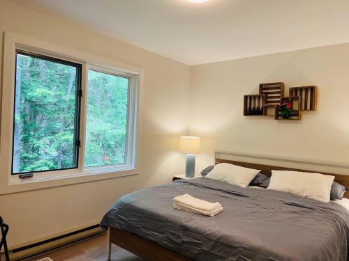 una camera da letto con un letto e una finestra di Davi's Lake House a Torrance