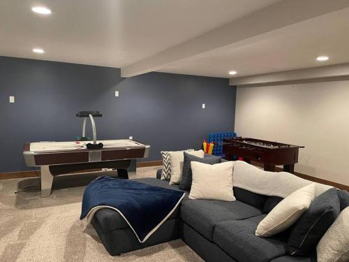 - un salon avec un canapé et un billard dans l'établissement Luxury Ridge Townhome, à Eden