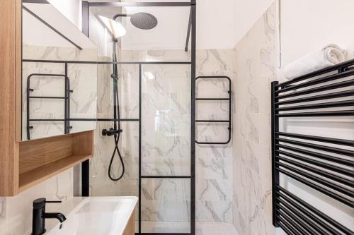 une salle de bain avec douche et lavabo dans l'établissement GuestReady - Stylish Retreat near République for 2, à Paris