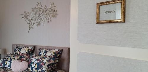 a living room with a couch and a picture on the wall at Gîte Guldangel in Hirsingue