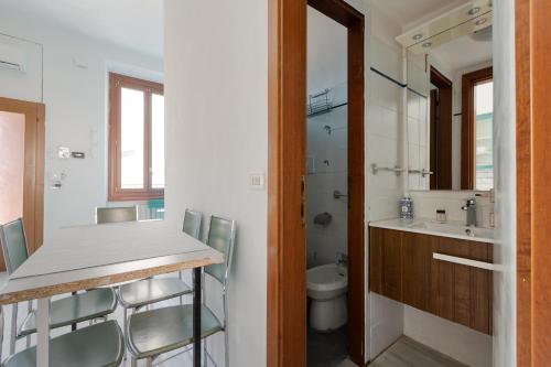 GuestHost - Turquoise Mini Flat near Centrale FS