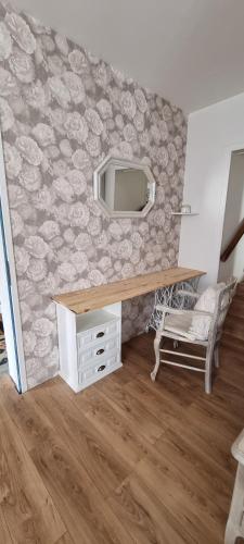 une pièce avec un bureau et une télévision au mur dans l'établissement Joli studio, à Javerlhac-et-la-Chapelle-Saint-Robert