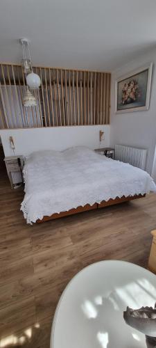 une chambre avec un lit et une table dedans dans l'établissement Joli studio, à Javerlhac-et-la-Chapelle-Saint-Robert