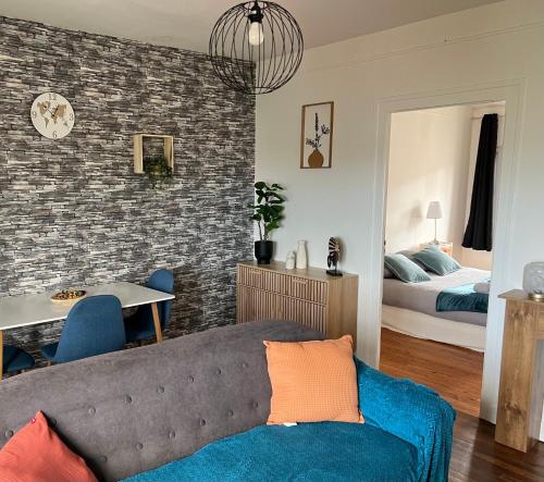 - un salon avec un canapé et une chambre dans l'établissement Appartement douillet, à Cherbourg en Cotentin