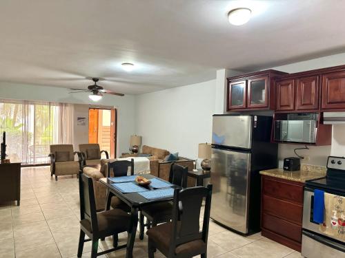 Η κουζίνα ή μικρή κουζίνα στο Supreme Serenity 2br2ba Ocotal Coastal Retreat