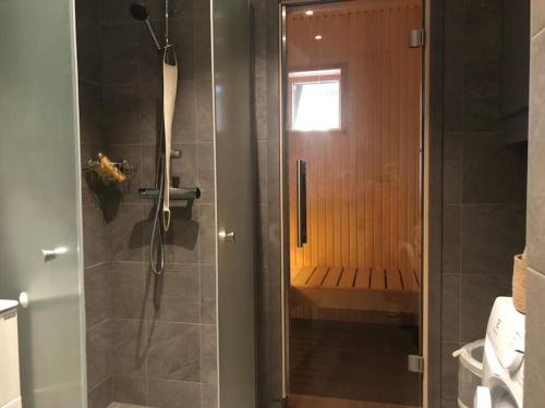フネスダーレンにあるFunäsdalsfjällen för skidor, cykel, vandring och fiskeの浴室のガラス扉付きシャワー