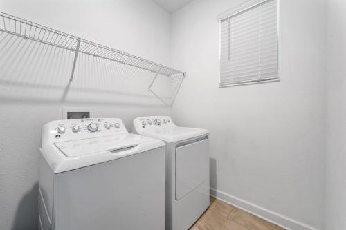 Themed house w Disney rooms private pool & spa photo 16
