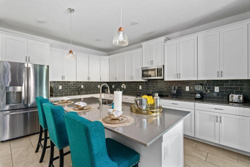 Themed house w Disney rooms private pool & spa photo 5
