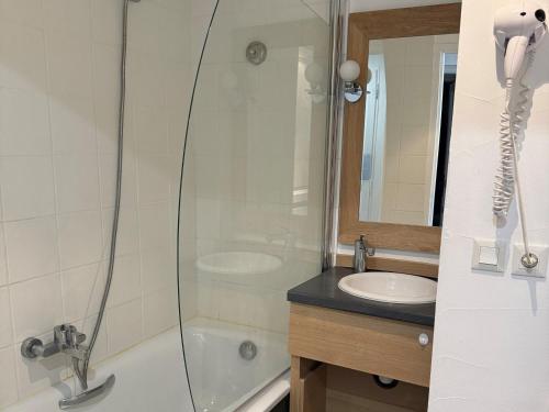 une salle de bain avec douche et lavabo dans l'établissement Spacieux 4P, Ski aux Pieds, Sud-Ouest, Piscine/Spa, Belle Plagne - FR-1-181-2809, à La Plagne Tarentaise