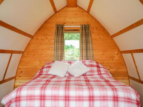Postel nebo postele na pokoji v ubytování Hen House Penbugle Organic Farm