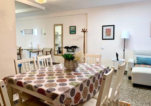 Centrally-Located, Spacious Flat at Historic Centre & short walk to Beach