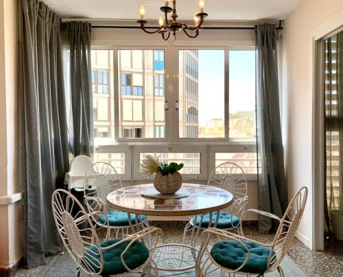 Centrally-Located, Spacious Flat at Historic Centre & short walk to Beach