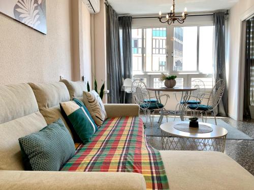 un soggiorno con un divano e un tavolo di Centrally-Located, Spacious Flat at Historic Centre & short walk to Beach ad Alicante
