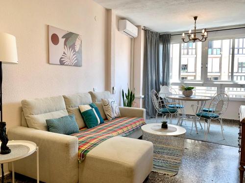 un soggiorno con un divano e un tavolo di Centrally-Located, Spacious Flat at Historic Centre & short walk to Beach ad Alicante
