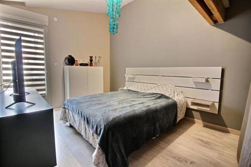une chambre avec un lit et une télévision dans l'établissement Maison des dunes, à Berck-sur-Mer