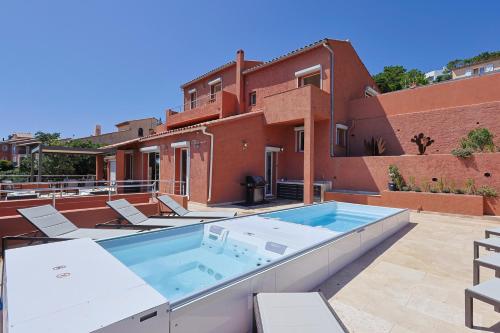 une image d'une maison avec piscine dans l'établissement Provenzalische Villa Lucioles - Strandnah mit Meerblick, Pool und Jacuzzi by Riviera HomeLife, à Anthéor