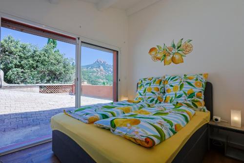 une chambre avec un lit et une grande fenêtre dans l'établissement Apartment Lucioles - Strandnah mit Balkon und Meerblick by Riviera HomeLife, à Anthéor