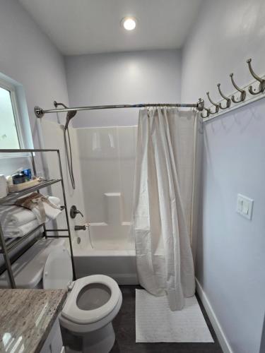 Ένα μπάνιο στο Cozy 2bdr, 1br home near downtown