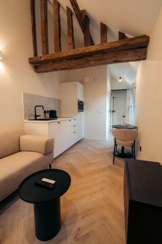 un salon avec un canapé et une table dans l'établissement La Salamandre, à Fontainebleau