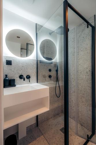 une salle de bain avec un lavabo et une douche dans l'établissement La Salamandre, à Fontainebleau