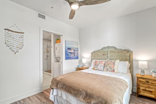 a bedroom with a bed and a ceiling at Resort Pool & Spa, Fitness Center, Pet Friendly, Waterfront Condo in Downtown! in Sarasota