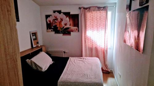 une petite chambre avec un lit et une fenêtre dans l'établissement Votre maison loin de chez Vous !, à Chanteloup-les-Vignes