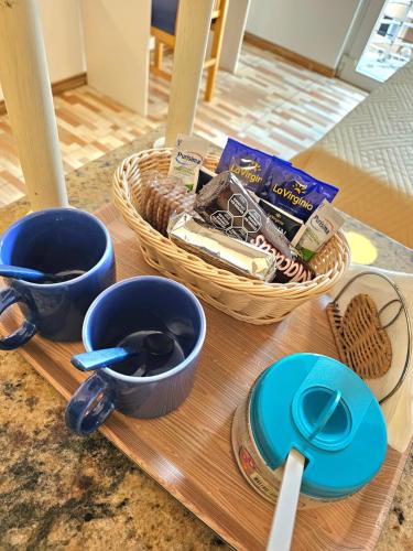 Una mesa de madera con cuencos y una cesta de comida. en Geovanna apart & pool, en Rosario