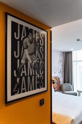 a room with a framed picture of a basketball player at Avo sports résidence, Diamniadio in Dakar