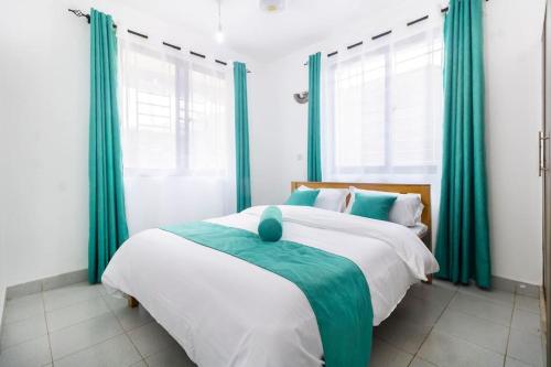 Katil atau katil-katil dalam bilik di Sunny sands beach apartment 5