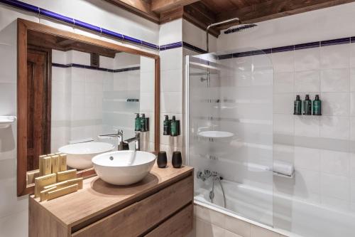 a bathroom with two sinks and a shower at Meliá de Tredós in Tredós