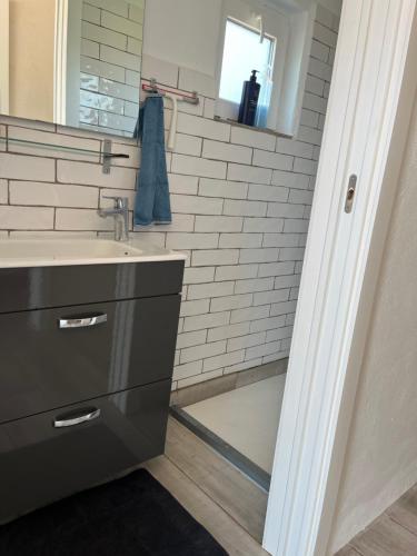 een badkamer met een wastafel en een spiegel bij Arriba stijlvol appartement met zwembad en tuin in Conil de la Frontera