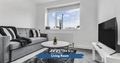 a living room with a couch and a tv at JRR STAYS 2Bed Sleeps 4 - Coventry CV2 in Exhall