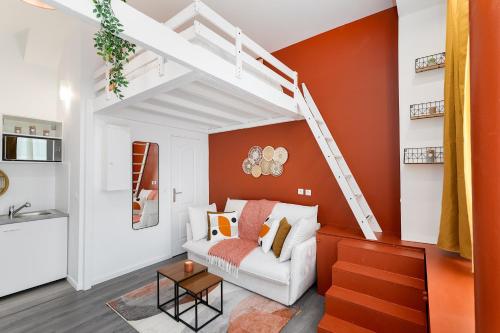 a living room with an orange accent wall at Confort et élégance à Paris 17 in Paris