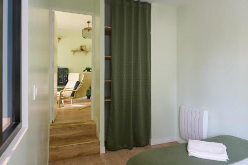Ένα ή περισσότερα κρεβάτια σε δωμάτιο στο Green Escape - Cozy & Chill