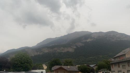 - une vue sur la montagne et la fumée qui en sort dans l'établissement Studio bien équipé, à Jausiers