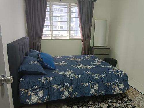 Ένα ή περισσότερα κρεβάτια σε δωμάτιο στο Homestay melody Puncak alam