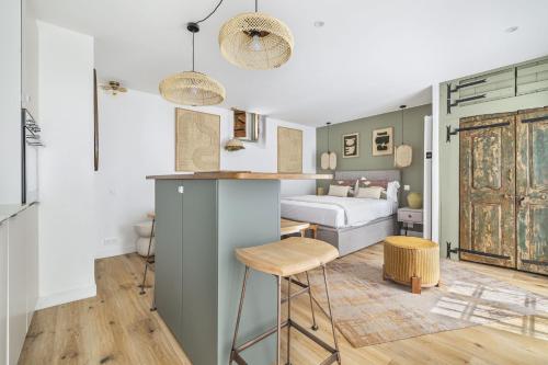 - une cuisine et un salon avec un lit et un tabouret dans l'établissement Chiquito, à Paris