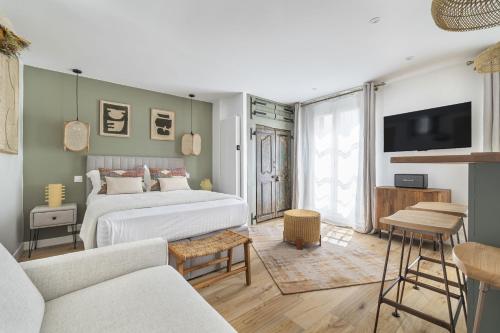 une chambre avec un lit et un salon dans l'établissement Chiquito, à Paris