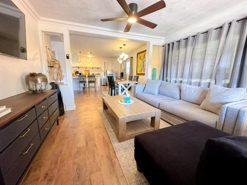 a living room with a couch and a ceiling fan at 2BR Apt 4 mins to OCU Monthly 15 Off #19A in Oklahoma City