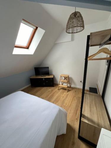 - une chambre avec un lit, une fenêtre et une échelle dans l'établissement Appartement en Brenne, à Vendoeuvres